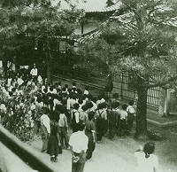 昭和20年8月、疎開先の頼久寺（岡山県高梁市）で終戦の放送に聞き入る児童
