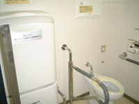 本庁舎北館1階身障者用トイレ内の写真
