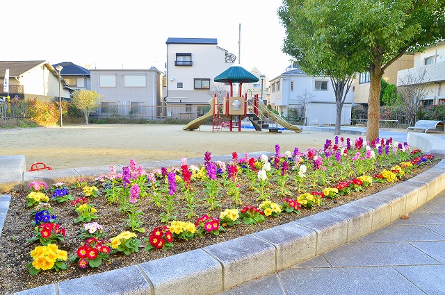 茶屋公園に明るい色が映えます