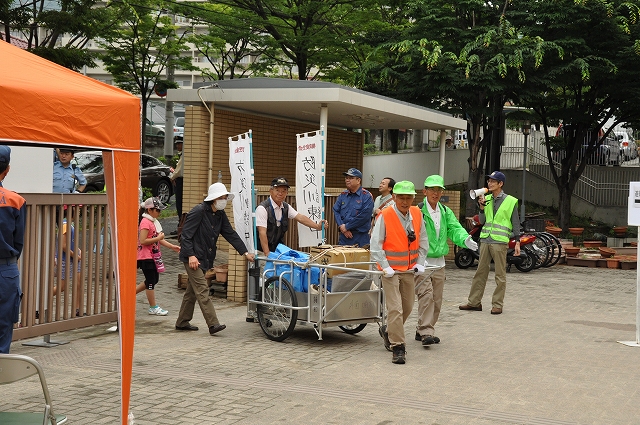 岩園小学校への避難誘導訓練