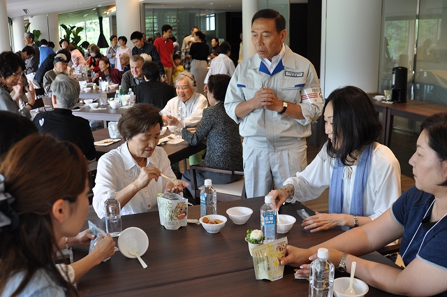 市長ともお話しながらの試食