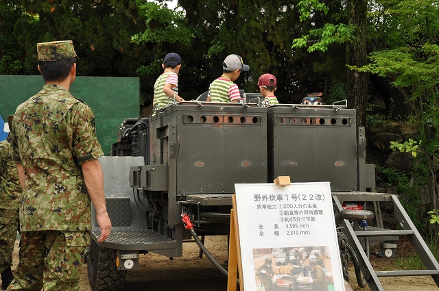 野外炊事のできる車両の展示