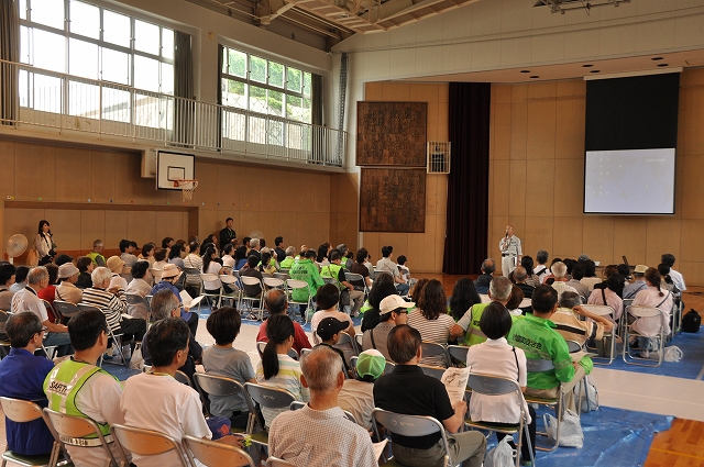 土砂災害の講演に聞き入る参加者