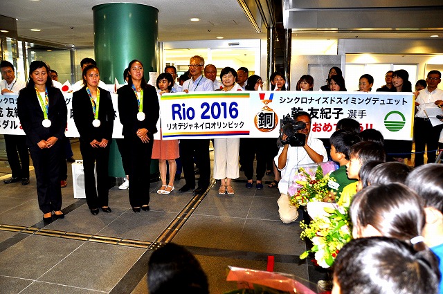 芦屋市役所玄関で精道保育所の子どもたちから花束の贈呈