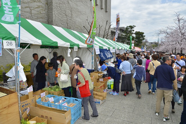 縁日を楽しむ人々