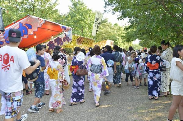 縁日に、たくさんの人でにぎわいました