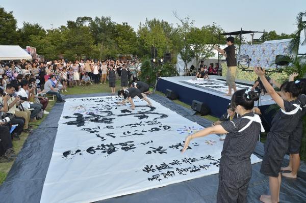 県立芦屋高等学校書道部によるパフォーマンス