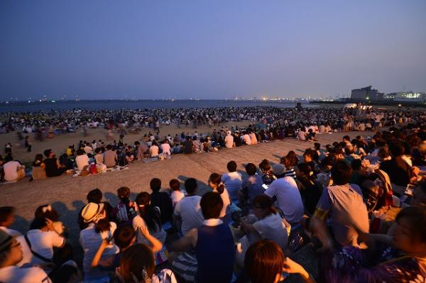 花火をワクワクしながら待つ人々