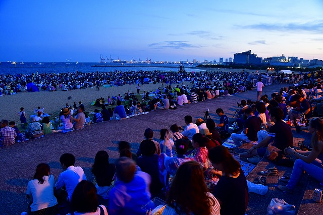 海岸には多くの人が集まりました