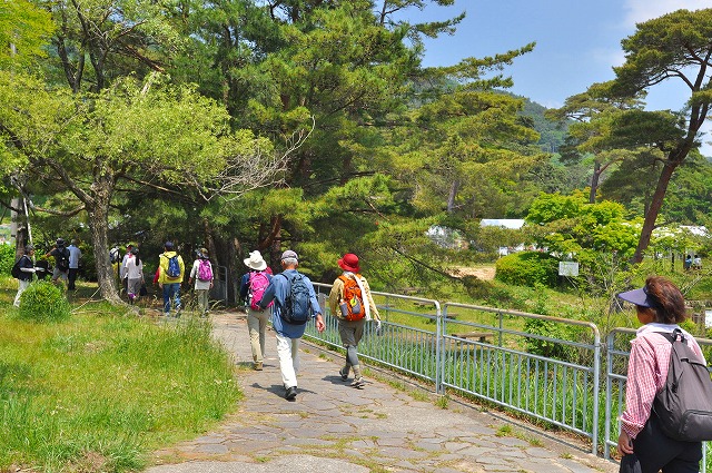 山まつりで奥池までハイキングを楽しむ人々