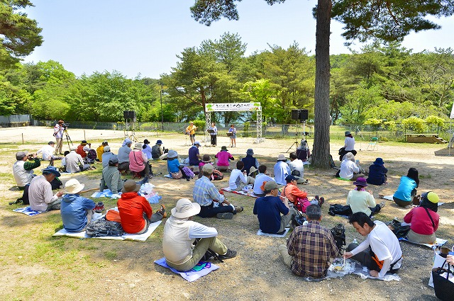 ステージを楽しむ参加者