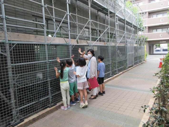 外から水浴訓練室を見学中