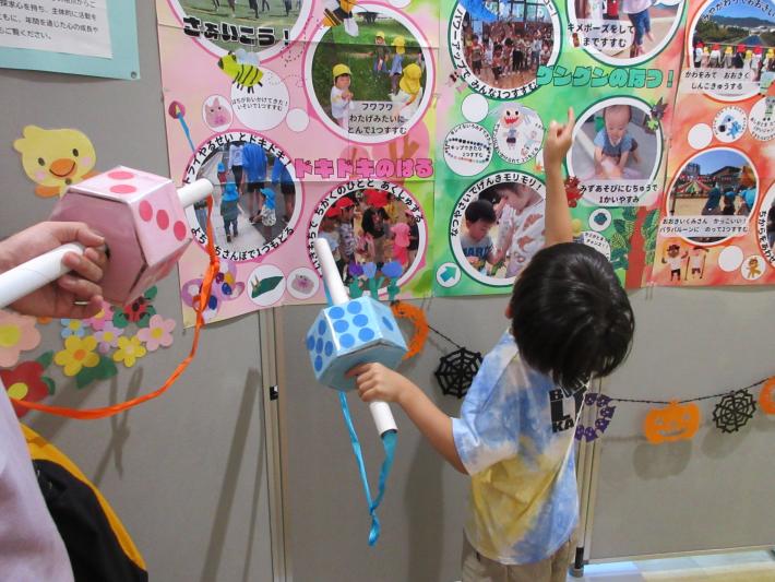 すごろくで遊ぶ父子