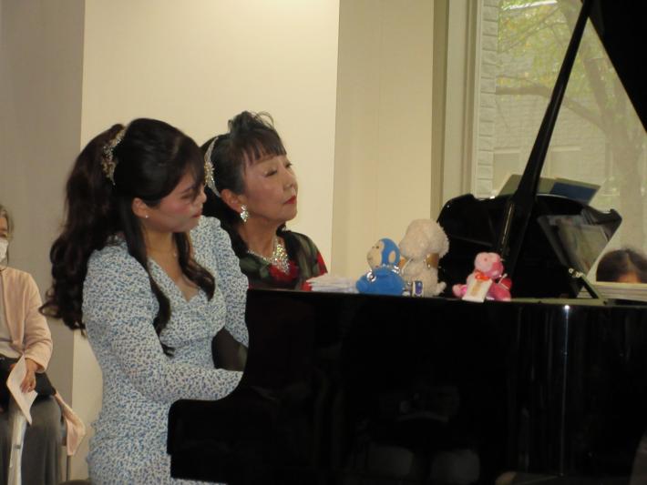 連弾する金澤さん猪瀬さん