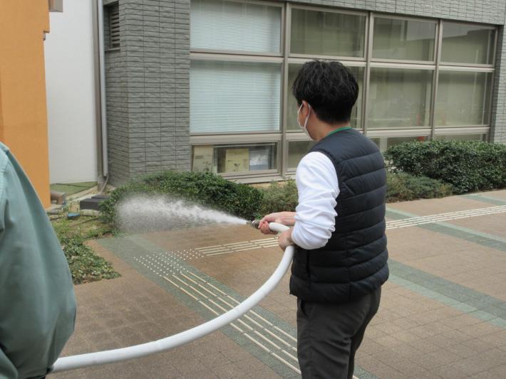 水消火器で消火訓練