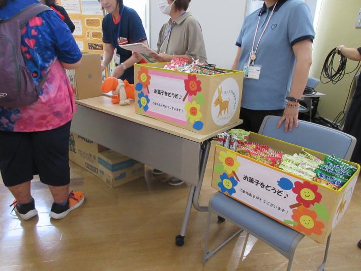 お菓子をどうぞ