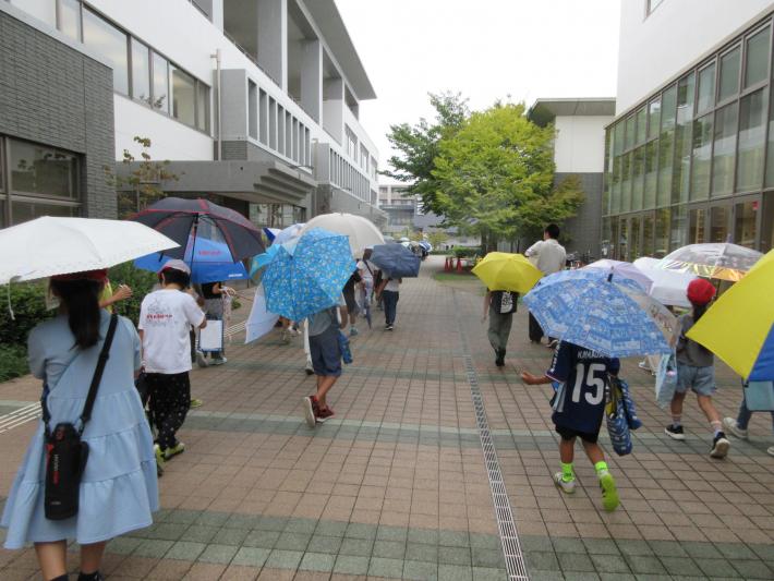 小雨の中見学を終えて