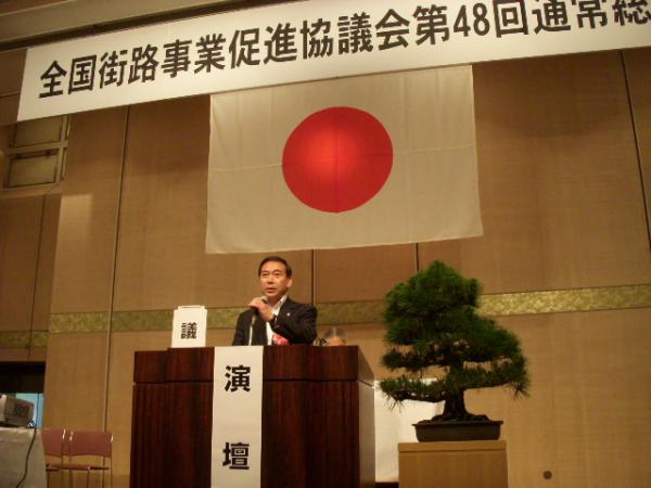 国土交通大臣賞を受賞し謝辞を述べる山中市長（砂防会館：東京都）