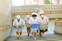 給食を運ぶ