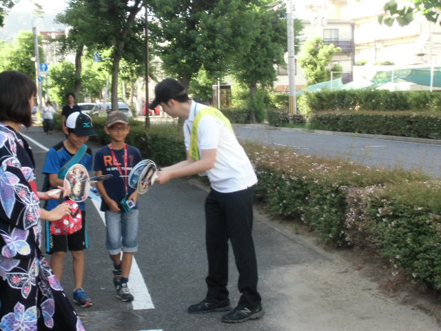 コミスク夏祭り啓発キャンペーンの様子精道小学校