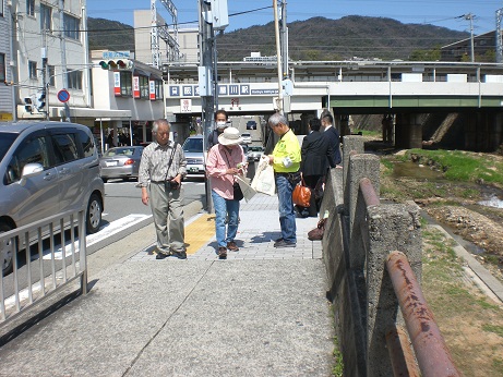 芦屋川沿いでの配布