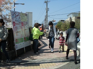 大正橋北での配布