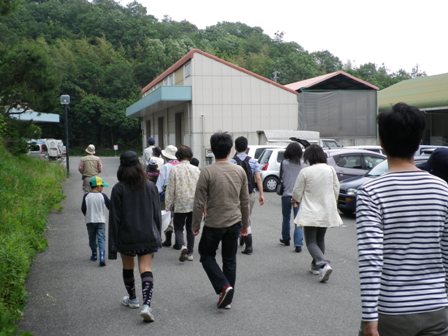 みんなで堆肥化施設に移動しています。