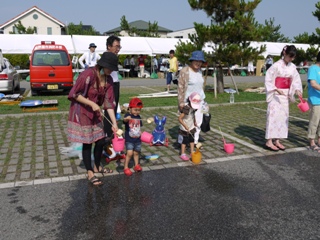 打ち水の様子その2