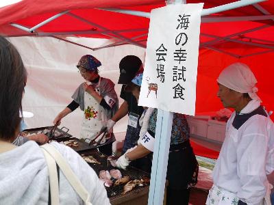 写真：海の幸試食会の様子