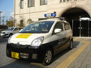 青色回転灯防犯パトロール車の写真