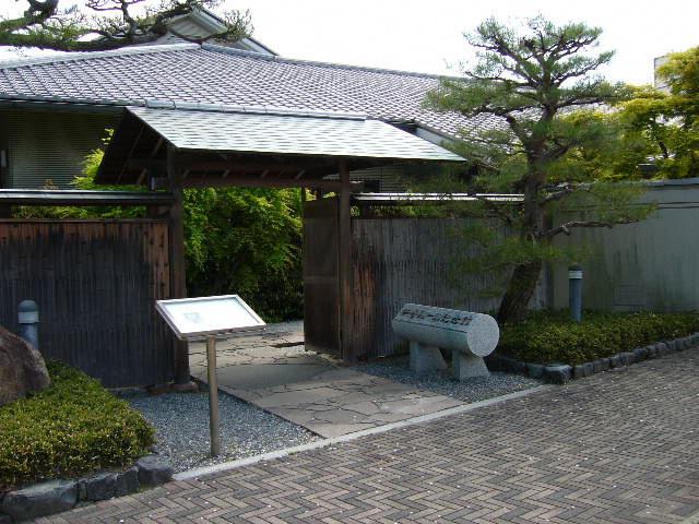 Tanizaki-Junichiro-Memorial-Museum-entrance