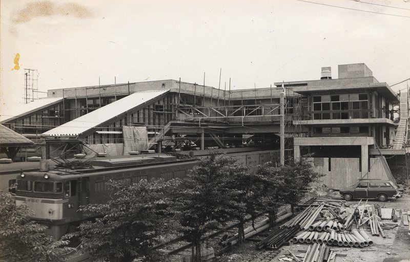 橋上にある国鉄（JR）芦屋駅