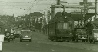 自動車と並走する阪神国道電車〈国道2号〉（昭和35年）