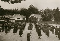 精道小学校内に設置された精道村役場（大正3年ごろ）