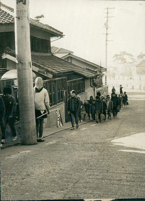 開森橋付近通学路（昭和36年）