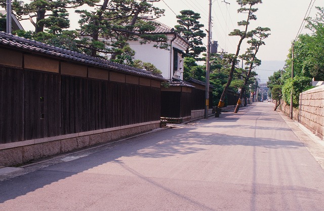 長い塀の続く平田町（平成6年）