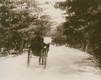 芦屋遊園を走る人力使車（大正初期）