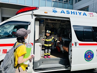 救急車と子供