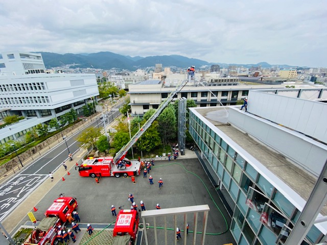 はしご車を使った訓練の様子