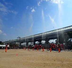 出初め式一斉放水