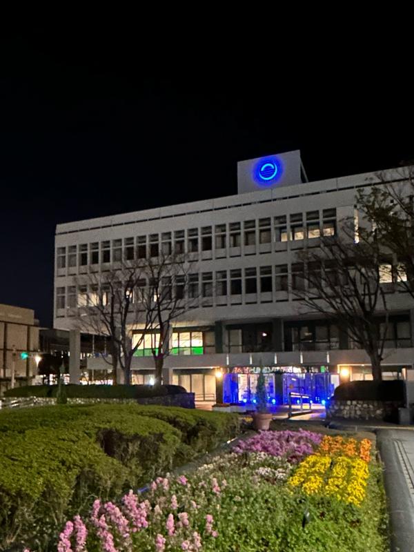 202504ライトイットアップブルー(市章、北館正面玄関)