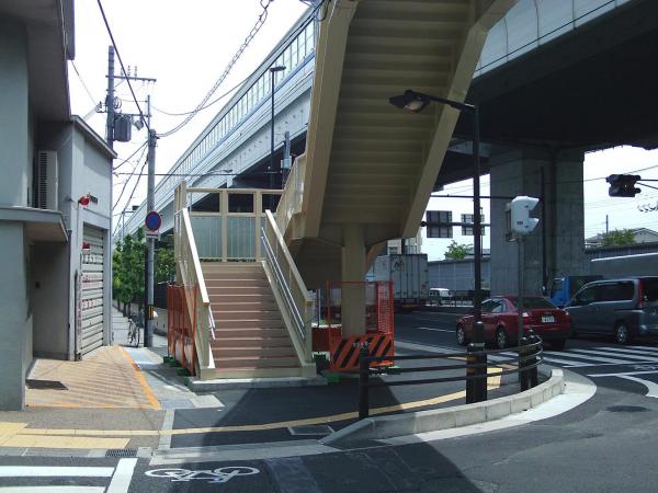 国道43号線芦屋歩道橋東橋脚を西から東へ望む