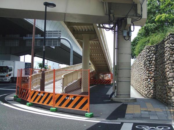 国道43号線芦屋歩道橋西橋脚を東から西へ望む