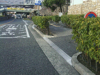 市役所西側歩道段差切り下げの写真