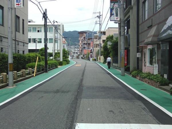 県道奥山精道線を南から北へ望む（路肩カラー舗装化拡幅）