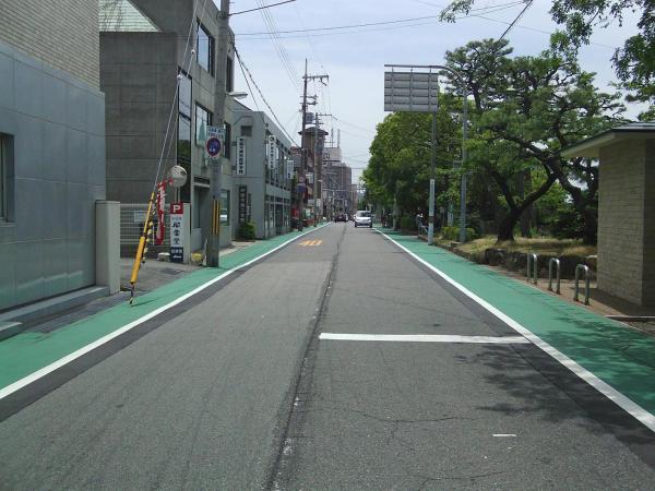 県道奥山精道線を北から南へ望む（路肩カラー舗装化拡幅）